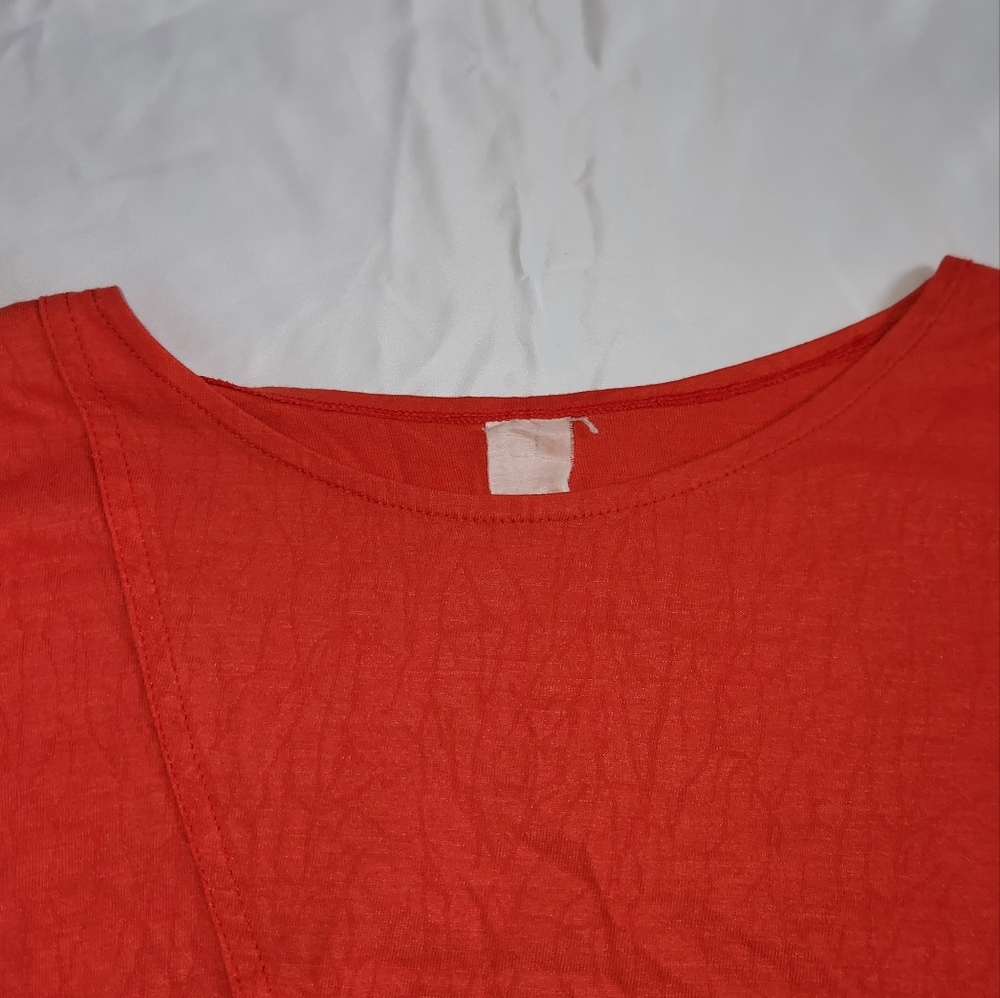 Red Cropped Tee; Diagonal Open In Bottom - Picture 3 of 5